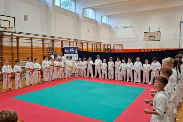 kbv-podelitev-01BCC71F19-BB03-DC90-FE12-97AAC5A4F8AE.jpg