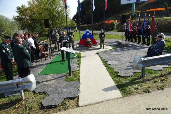 polaganje-venca-prilipe-23C435EA35-D183-3821-92FB-3FE904AA1612.webp